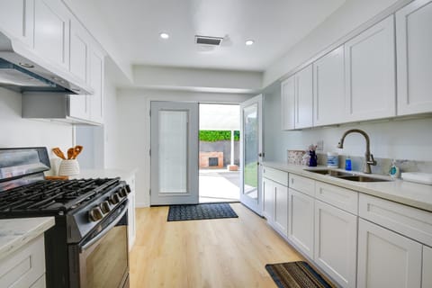 Home Between Los Angeles and Disney! Patio, Yard House in Montebello