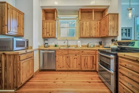 The Bluffton Village Home - 5 BR in Old Town w Carriage Home House in Bluffton