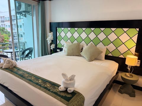 Bed, Balcony/Terrace, Photo of the whole room, Bedroom, minibar, towels
