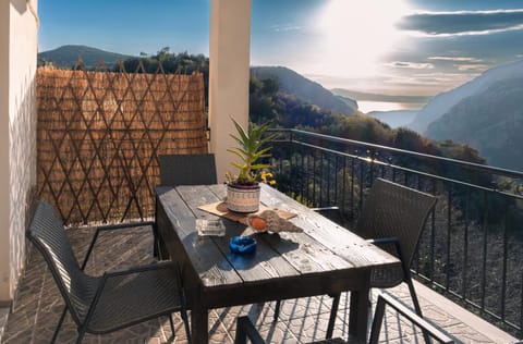Balcony/Terrace, Mountain view