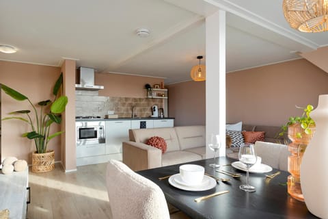 Coffee/tea facilities, Kitchen or kitchenette, Living room, Seating area, Dining area, minibar, pet friendly, stove