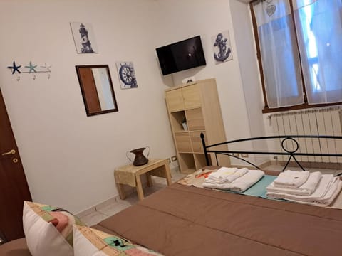 Bed, TV and multimedia, Photo of the whole room, Bedroom, towels