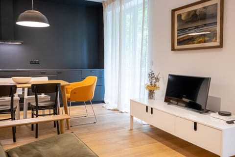 TV and multimedia, Living room, Seating area, Dining area, kitchen
