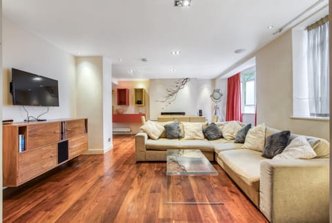 Communal lounge/ TV room, TV and multimedia, Living room, Seating area, Evening entertainment