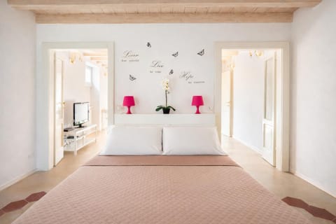 Bed, Photo of the whole room, Bedroom, Garden view, cot, internet