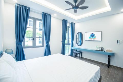 Bed, TV and multimedia, Photo of the whole room, Bedroom, fireplace, hair dresser