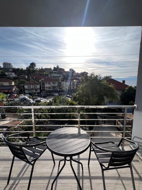 Patio, Day, Dining area