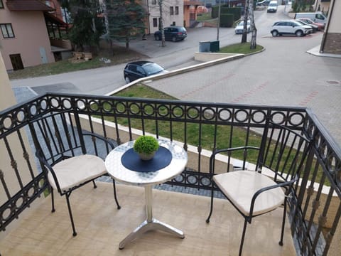 Balcony/Terrace, Street view, Parking