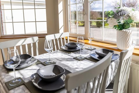 Hillside House - Rose Cottage Apartment in Longford