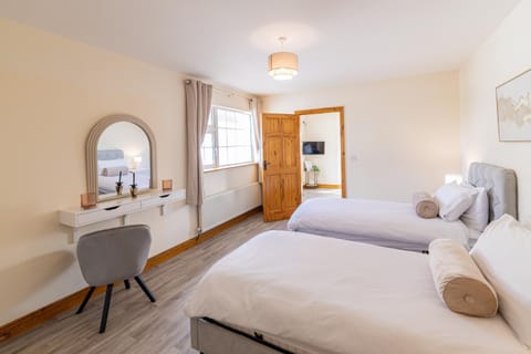 Hillside House - Rose Cottage Apartment in Longford