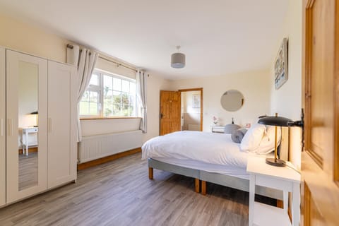 Hillside House - Rose Cottage Apartment in Longford