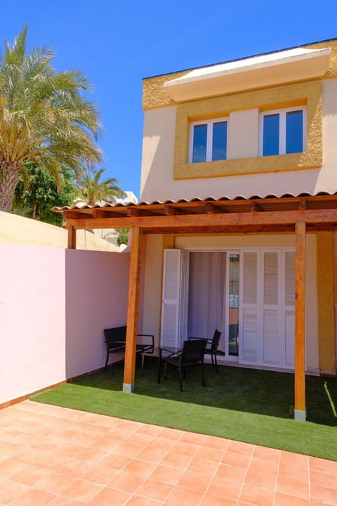 Property building, Patio, Balcony/Terrace, Balcony/Terrace