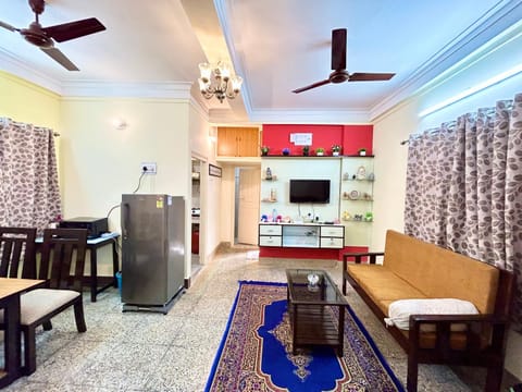 Communal lounge/ TV room, TV and multimedia, Living room, Seating area, Evening entertainment, air conditioner
