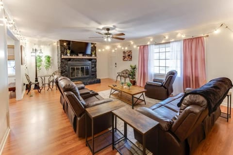 LA Maison De LA Nouvelle-Orléans GAME DAY house Covered Patio House in Northport