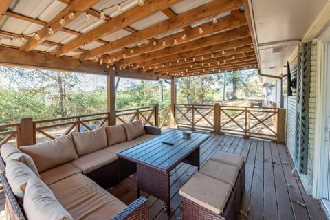 LA Maison De LA Nouvelle-Orléans GAME DAY house Covered Patio House in Northport