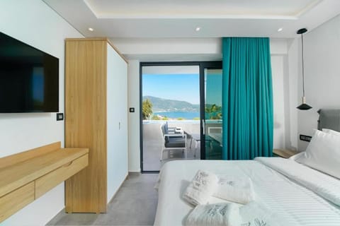TV and multimedia, View (from property/room), Photo of the whole room, Bedroom, Pool view, Sea view, Swimming pool, towels