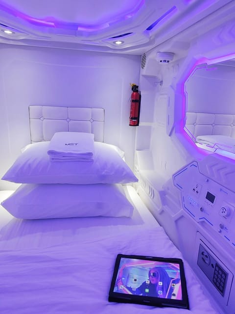 Bed, TV and multimedia, Bedroom