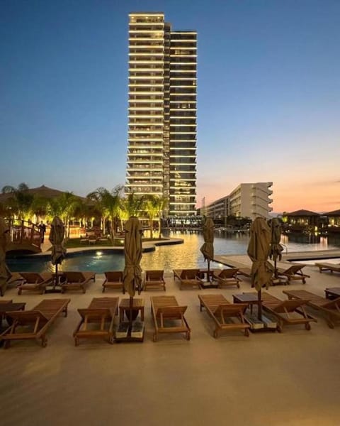 Property building, Day, Natural landscape, City view, Pool view, Sea view, Swimming pool, sunbed