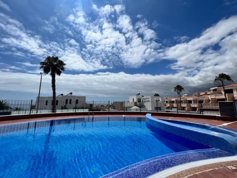 Nearby landmark, Day, Natural landscape, Swimming pool, sunbed