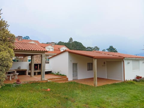 Property building, Spring, Bed, Off site, Activities, Winter, Summer, Garden, Garden, Balcony/Terrace, Beach, Hiking, Animals, Animals, Animals, Autumn, Pets, Pets, Pets, Sports, Entertainment, children, children, children, young children, young children, young children, older children, older children, older children, group of guests, group of guests, group of guests, cot, Family, Family, Family, Parking, dishwasher, microwave, pet friendly, pet friendly, stove, washing machine