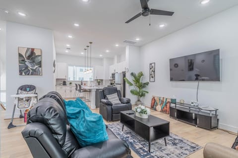 TV and multimedia, Living room, Seating area, Evening entertainment, fireplace