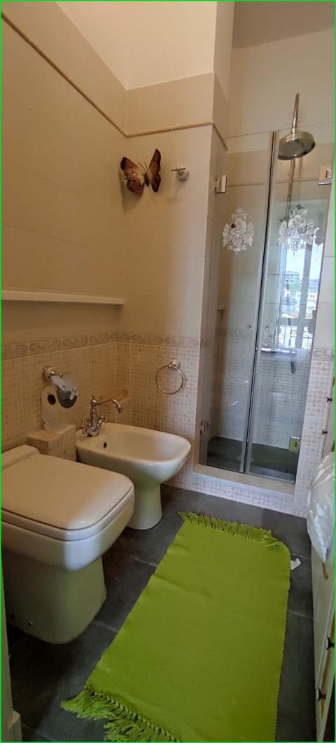 Shower, Toilet, Bathroom, bidet, towels