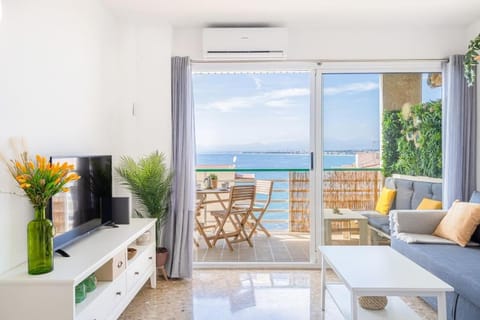 Natural landscape, TV and multimedia, Balcony/Terrace, Living room, Seating area, Sea view, air conditioner