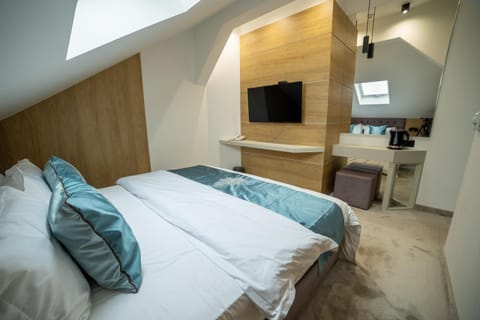 Bed, TV and multimedia, Bedroom