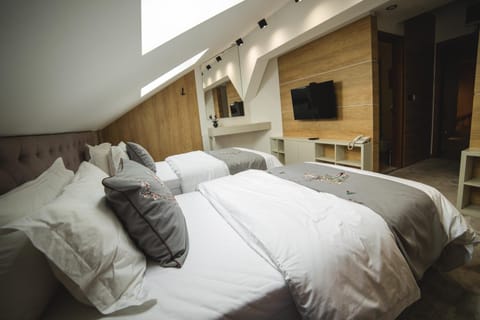 Bed, TV and multimedia, Bedroom