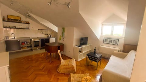 TV and multimedia, Kitchen or kitchenette, Living room, Seating area, Dining area