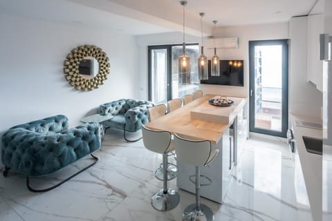 TV and multimedia, Kitchen or kitchenette, Living room, Seating area, Dining area