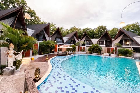 Property building, Garden, Garden view, Pool view, Swimming pool, Swimming pool, sunbed