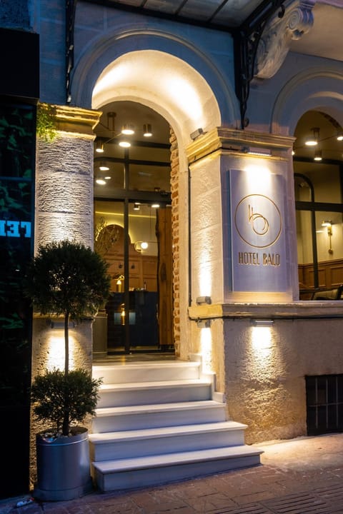 Property building, Facade/entrance, Night
