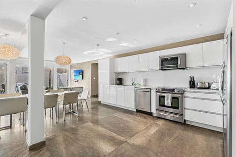 Kitchen or kitchenette, Dining area, dishwasher, minibar, pet friendly, stove, toaster