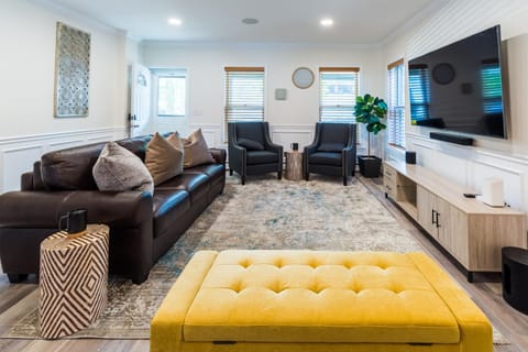 Communal lounge/ TV room, TV and multimedia, Living room, Seating area, Evening entertainment