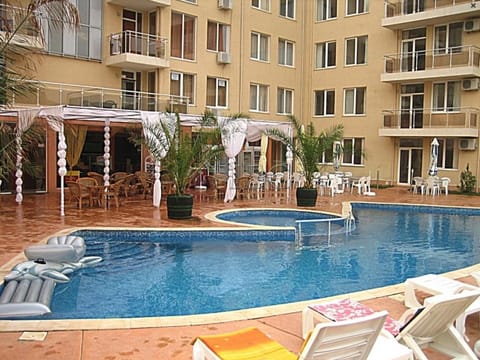 Property building, Patio, Day, Pool view, Swimming pool, sunbed