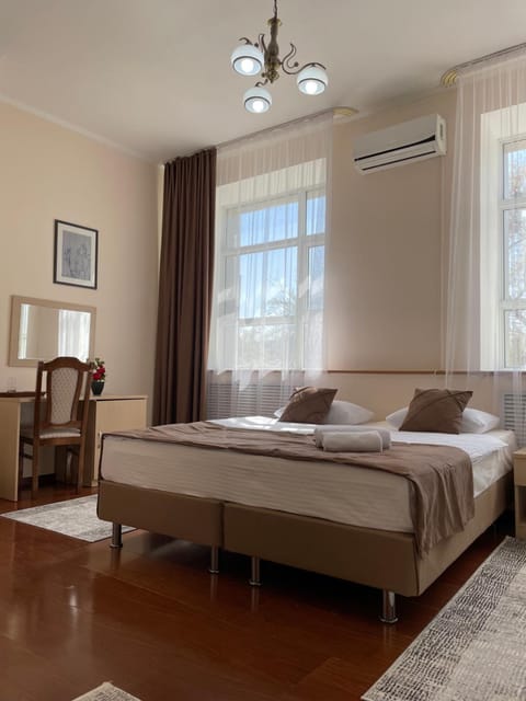 Photo of the whole room, Bedroom, air conditioner