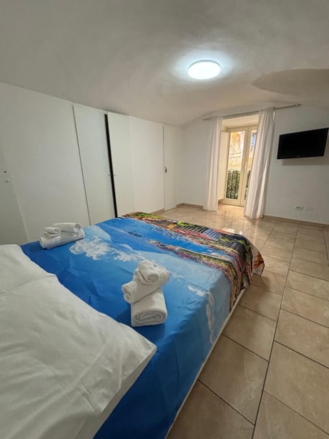 Bed, TV and multimedia, Photo of the whole room, Bedroom, towels