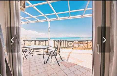 Property building, Balcony/Terrace, Dining area