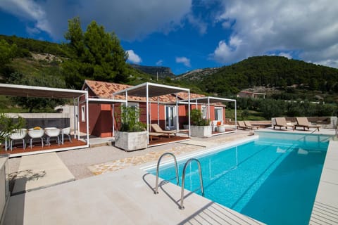 Property building, Day, Natural landscape, Mountain view, Swimming pool, sunbed