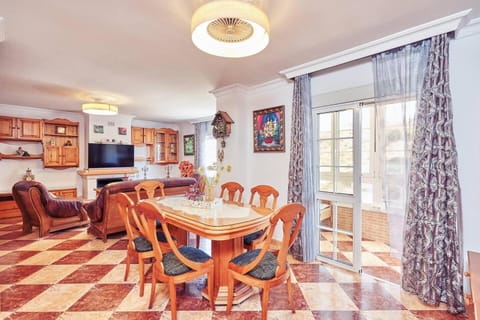 TV and multimedia, Living room, Seating area, Dining area, Mountain view