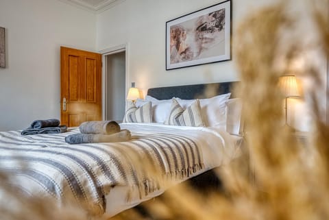 Property building, Bed, Bedroom