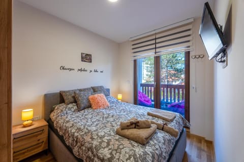 Bed, TV and multimedia, View (from property/room), Balcony/Terrace, Photo of the whole room, Bedroom, City view, Garden view, Inner courtyard view, towels, wardrobe