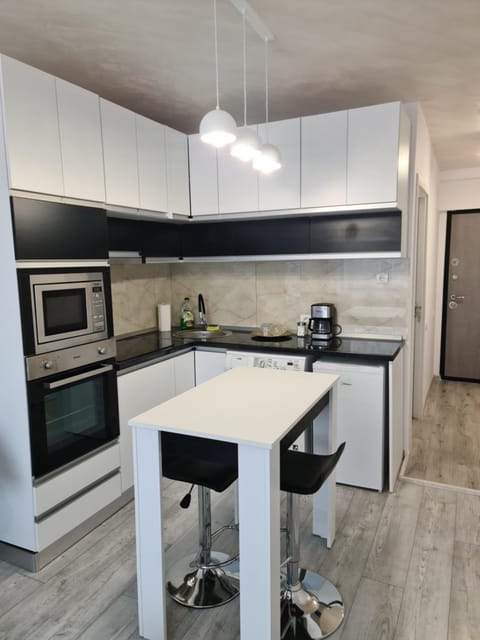 Kitchen or kitchenette, Dining area, oven, stove