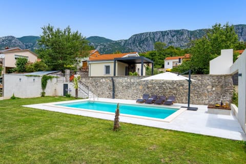Property building, Day, Natural landscape, Mountain view, Pool view, Swimming pool, sunbed
