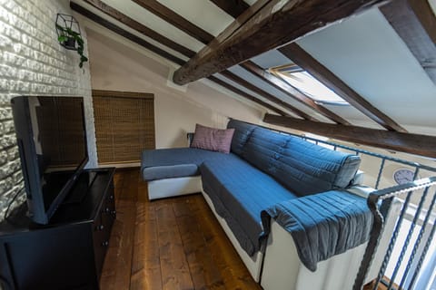 Bed, TV and multimedia, Seating area, Bedroom