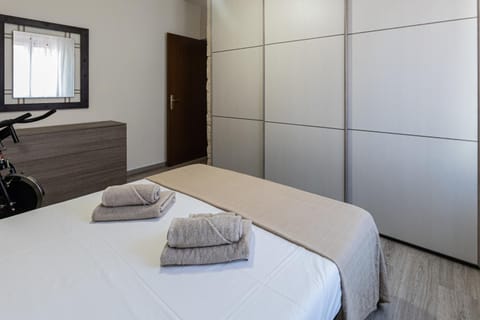 Photo of the whole room, towels