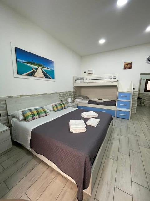 Bed, Bedroom, bunk bed, towels, towels