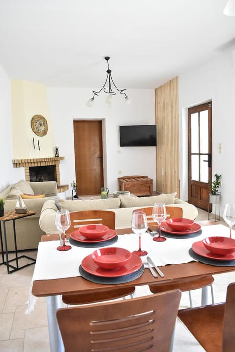 Communal lounge/ TV room, TV and multimedia, Kitchen or kitchenette, Living room, Seating area, Dining area, flat iron