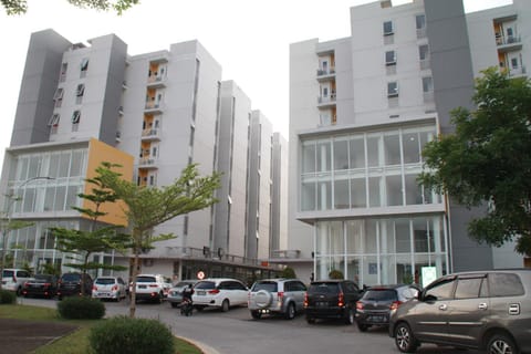 Property building, Day, Neighbourhood, Street view, Location, Parking